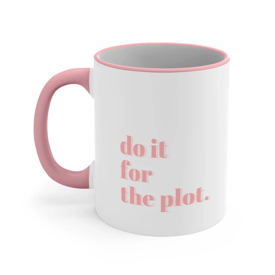 Biały kubek na prezent z różowym uszkiem.