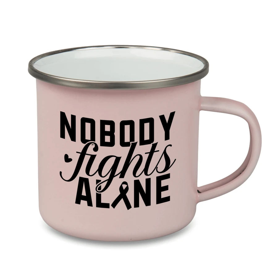 Czarny personalizowany nadruk na różowym kubku stalowym emaliowanym.