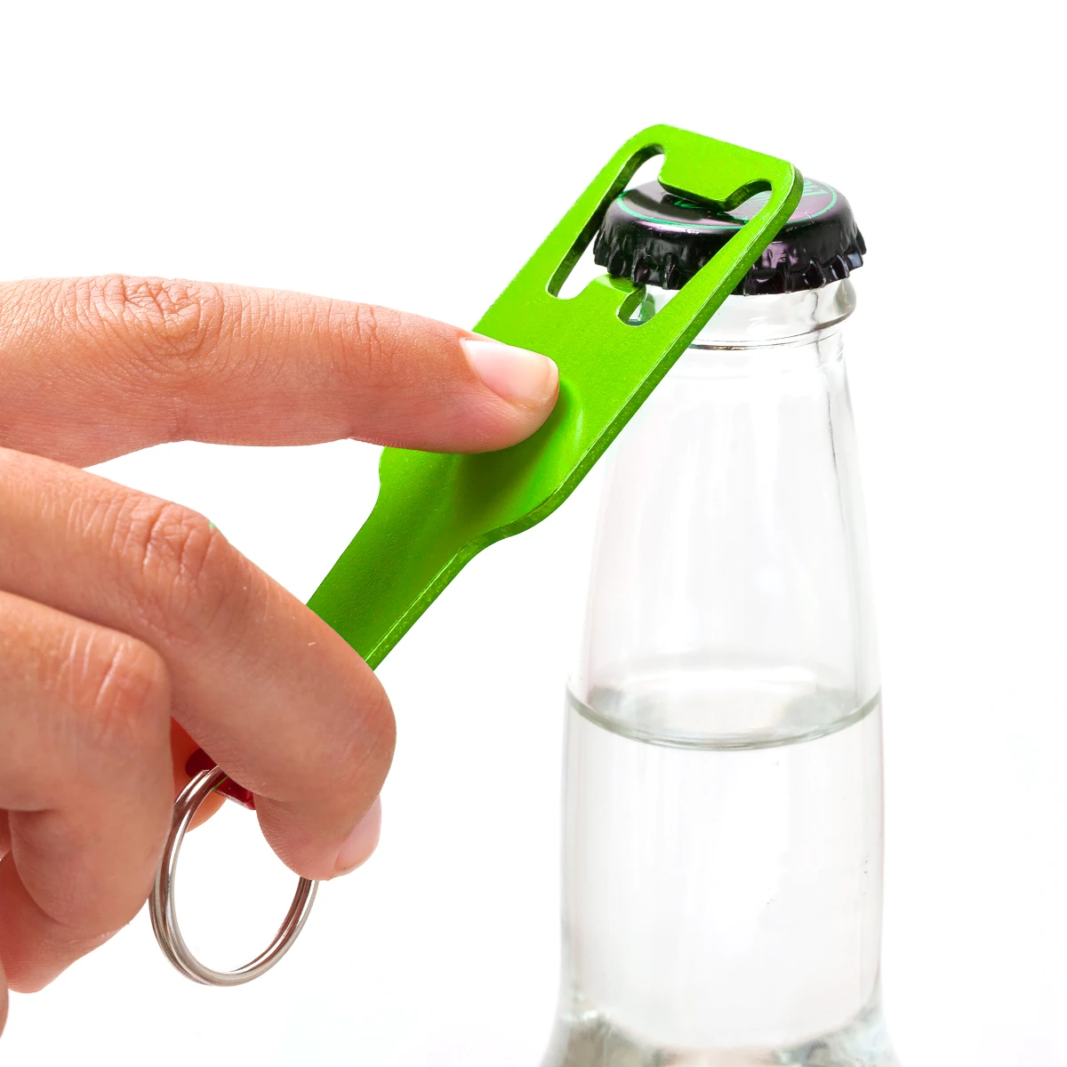 Otwieranie butelki brelokiem z funkcją otwieracza.