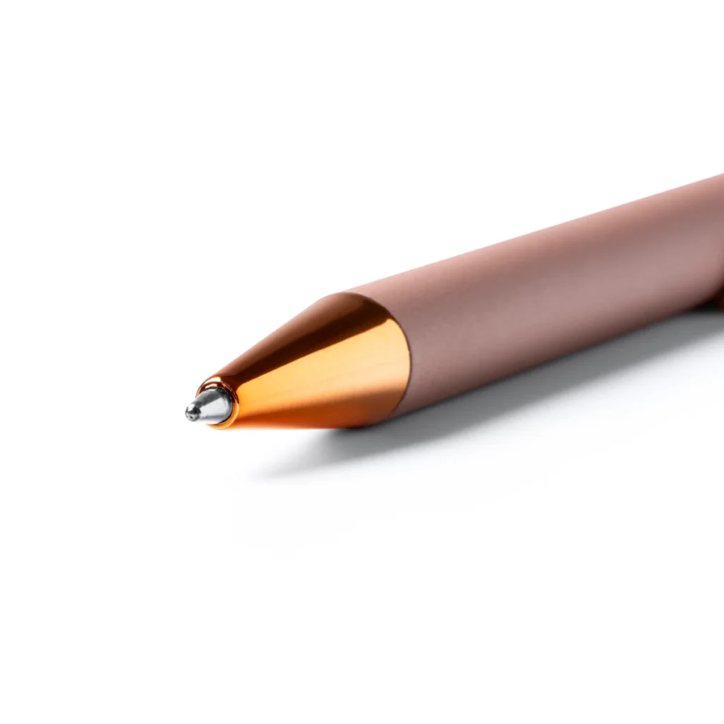 Zbliżenie na długopis reklamowy.