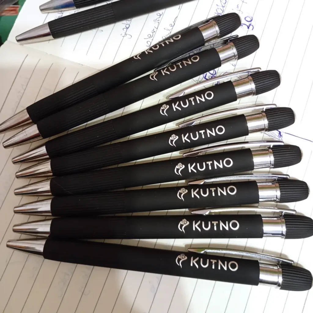 Czarne matowe długopisy z grawerem logo i nazwą miasta.