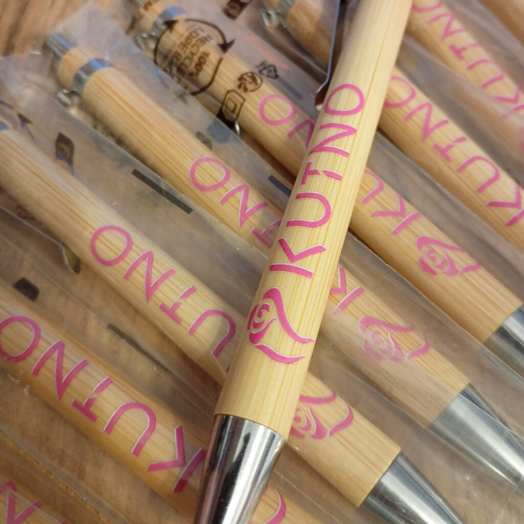 Długopisy z bambusa z nadrukiem reklamowym na sztuki.